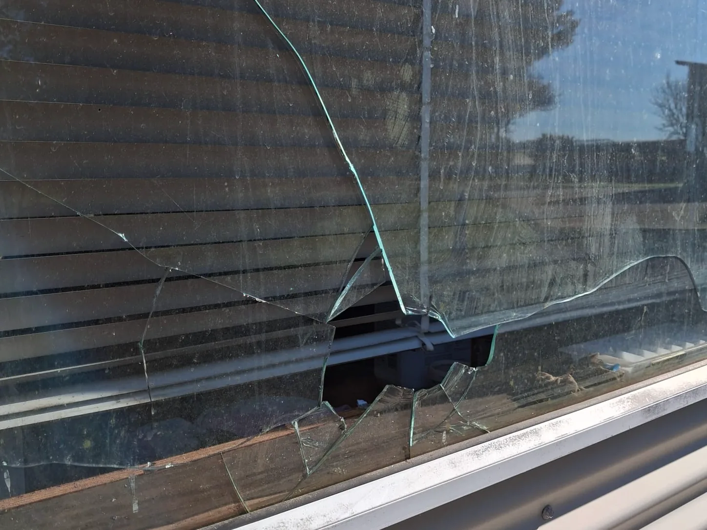 broken window repair tauranga glazier replacing smashed window glass
