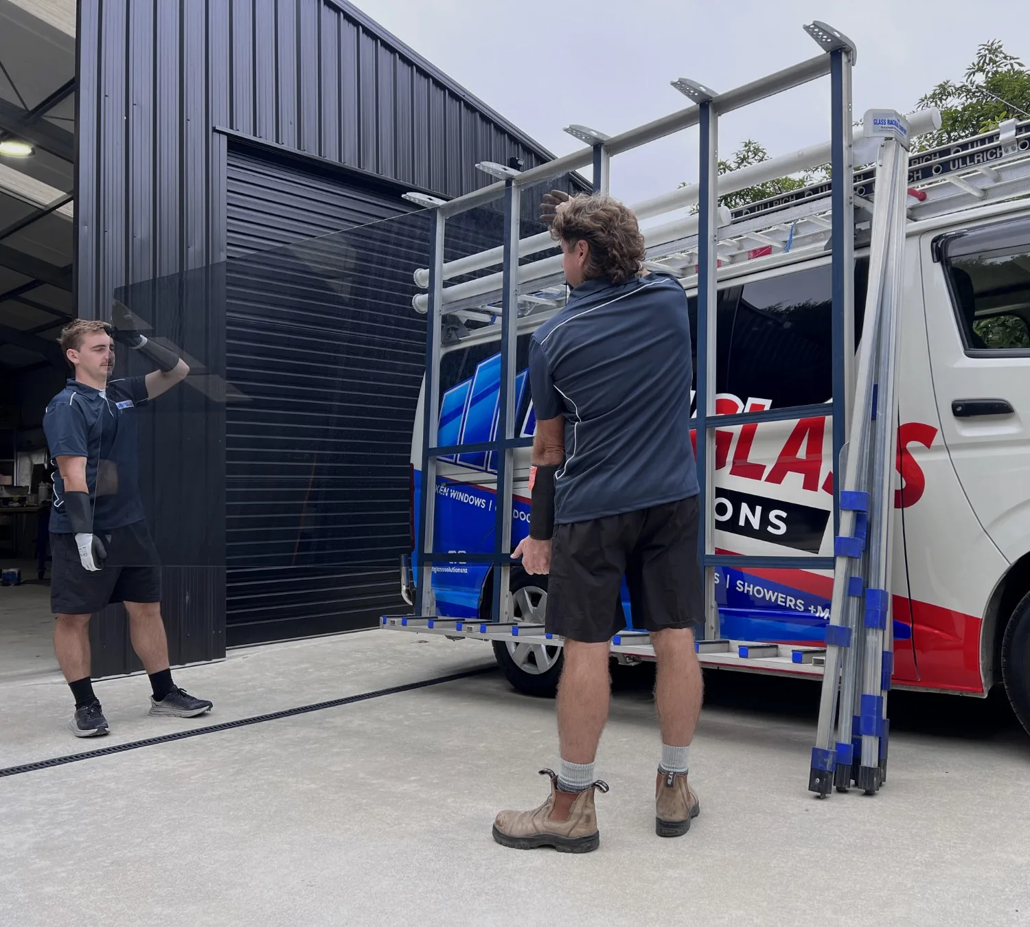 Loading glass for an installation